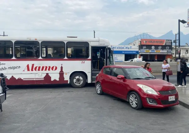 Chocan auto y ruta Álamo al sur de Monterrey; hay un menor lesionado