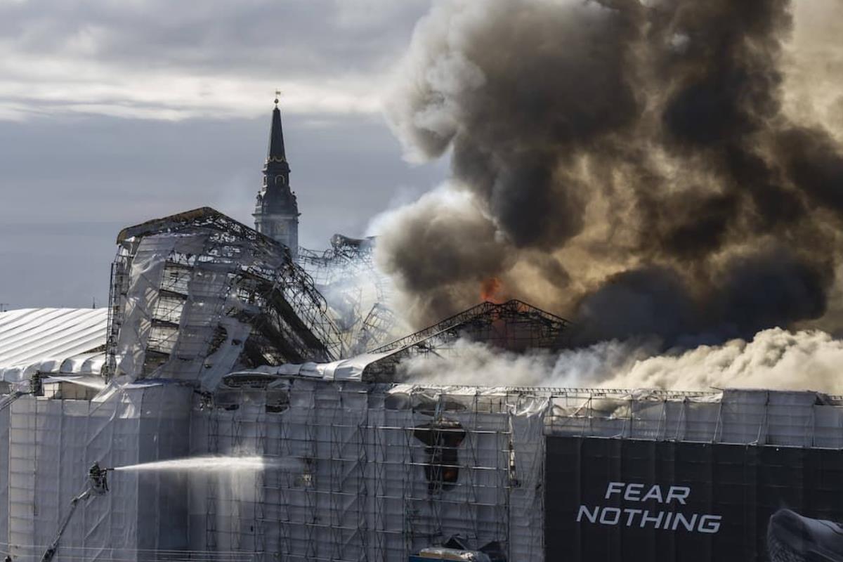 Techo del inmueble destruido por el incendio. Foto: X (antes Twitter)/@Valeurs