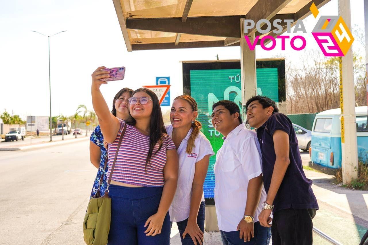 Cecilia Patrón Laviada junto a jóvenes meridanos. Foto: Cortesía