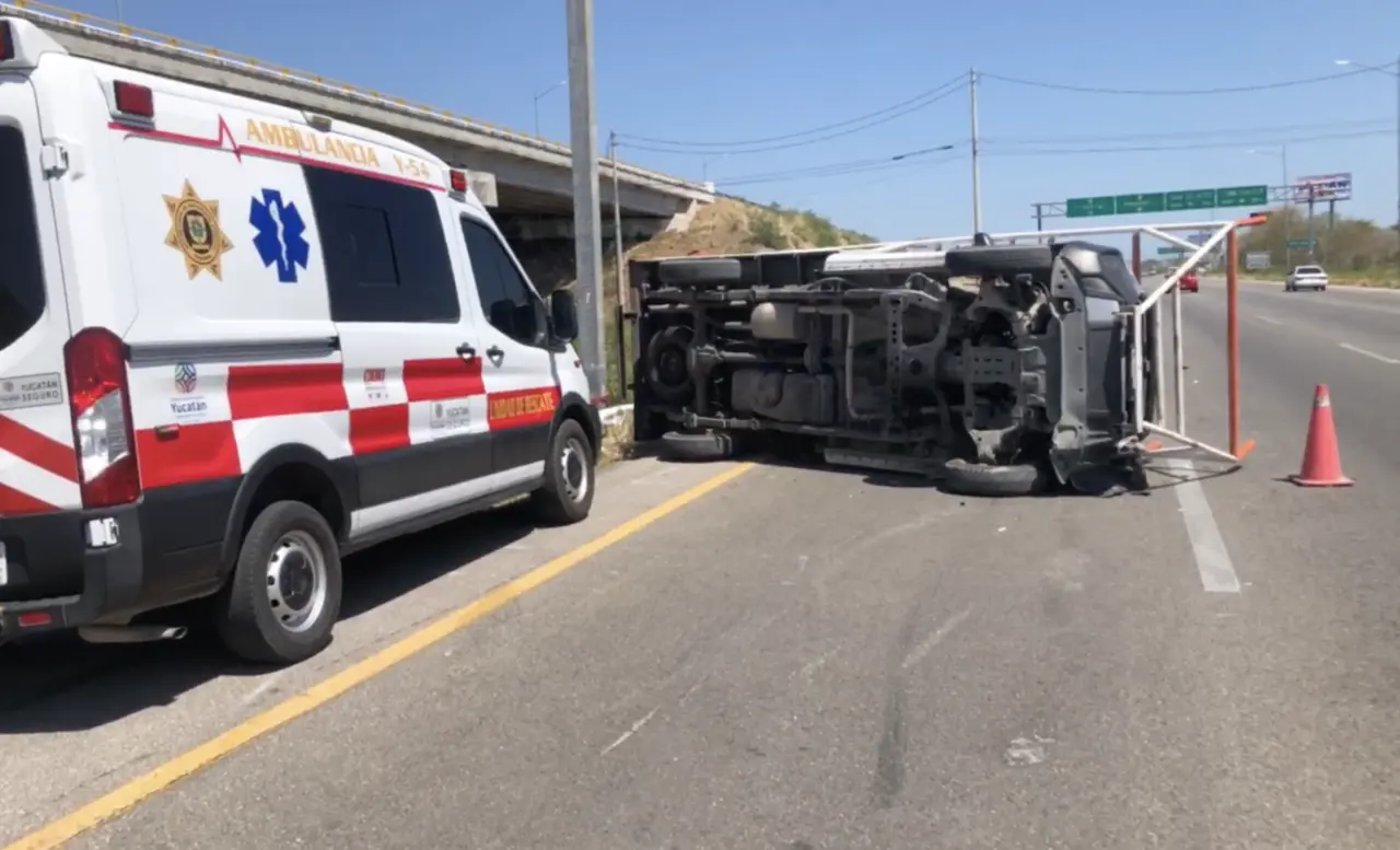 Una unidad de carga terminó volcada luego de salir de un retorno e impactar contra otro vehículo que circulaba sobre la carretera Mérida-Progreso.- Foto de EstamosAquí MX