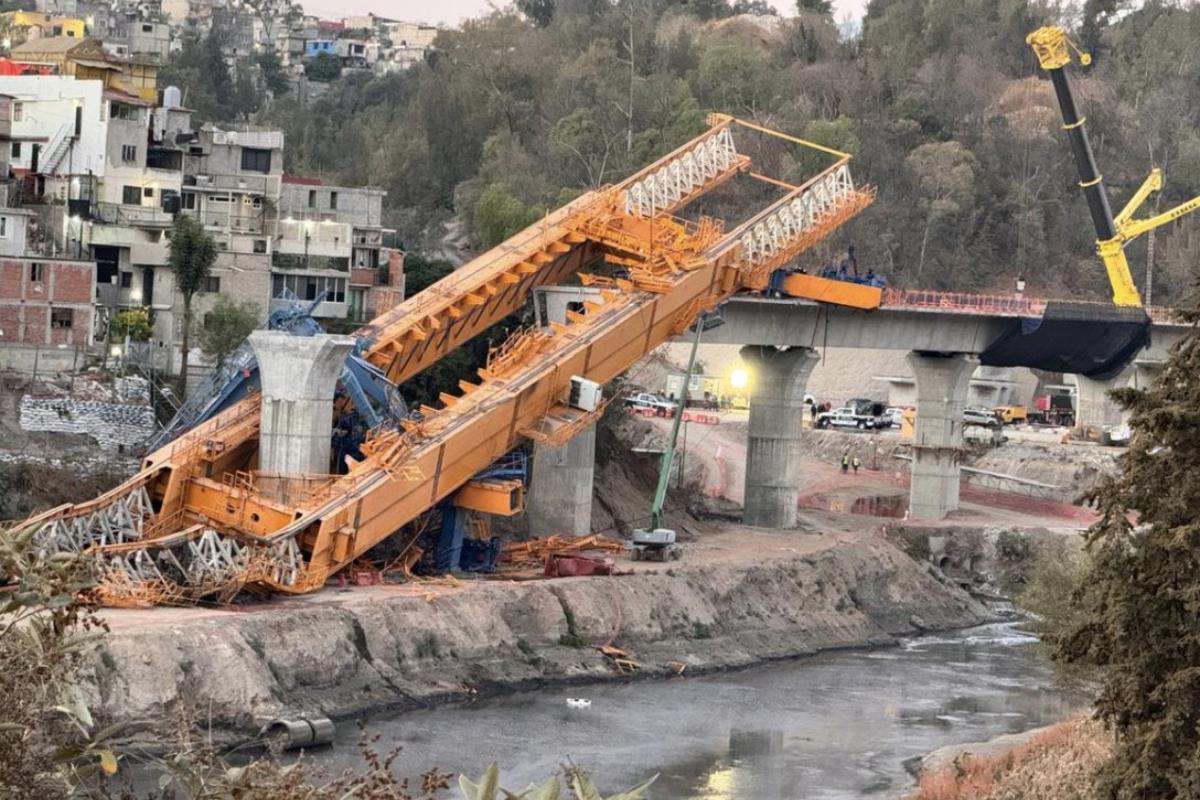 La lanzadora de dovelas derrumbada sobre la Presa Tacubaya. Foto: X (antes Twitter)/@luismiguelbaraa