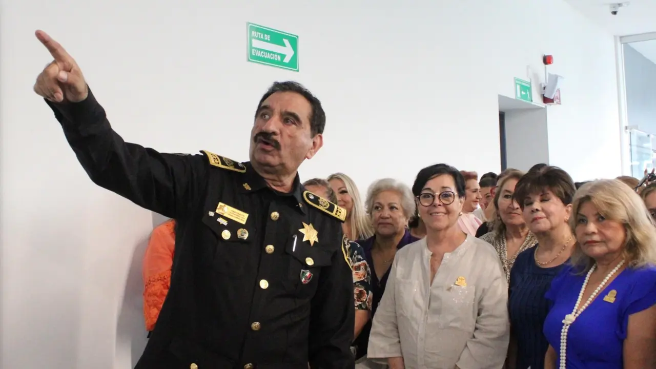 El Comisario General les enseñó el avanzado sistema de vigilancia del estado Foto: Cortesía