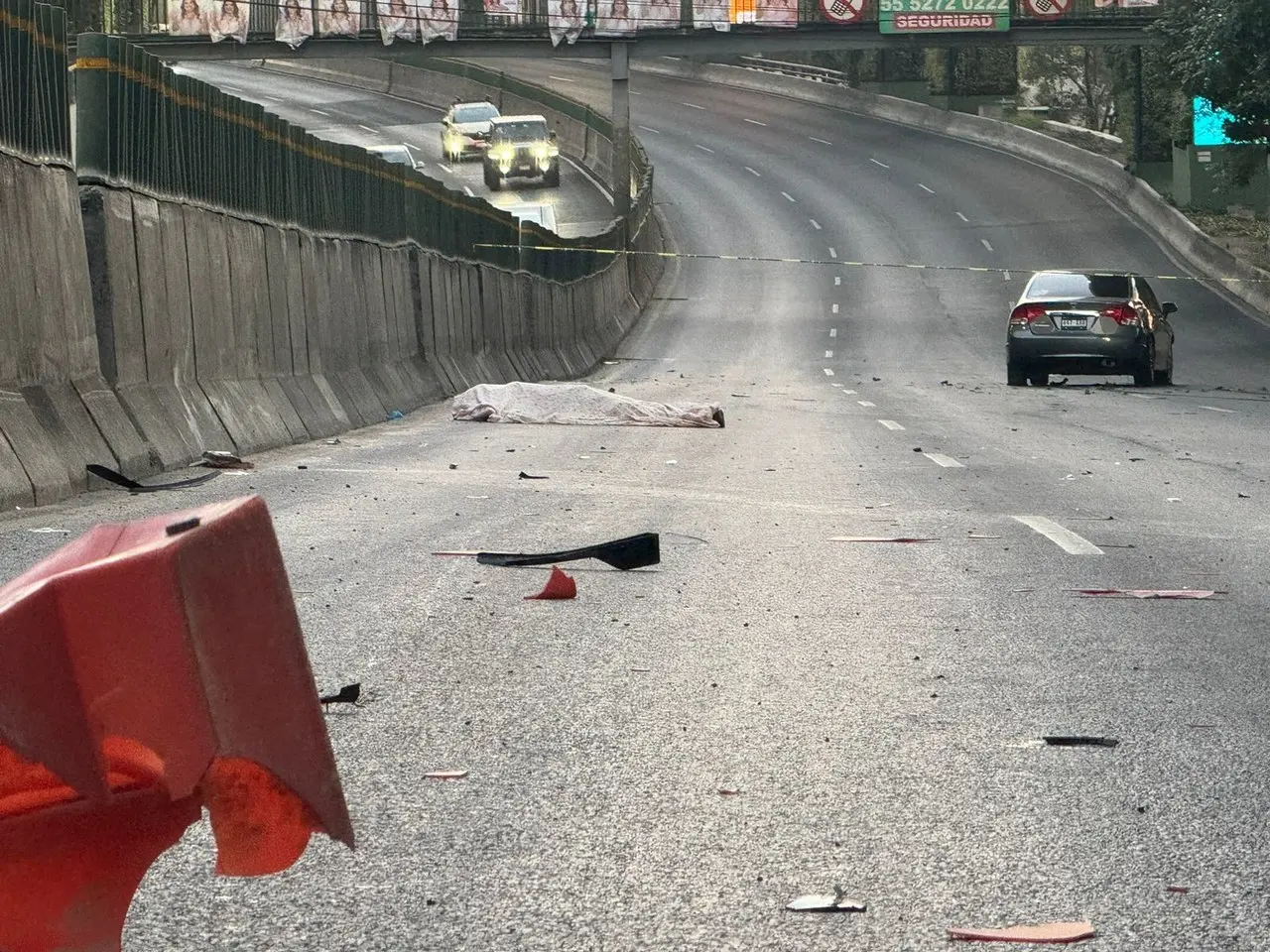 Trabajador de limpieza atropellado en Periférico. Foto: Ramón Ramírez