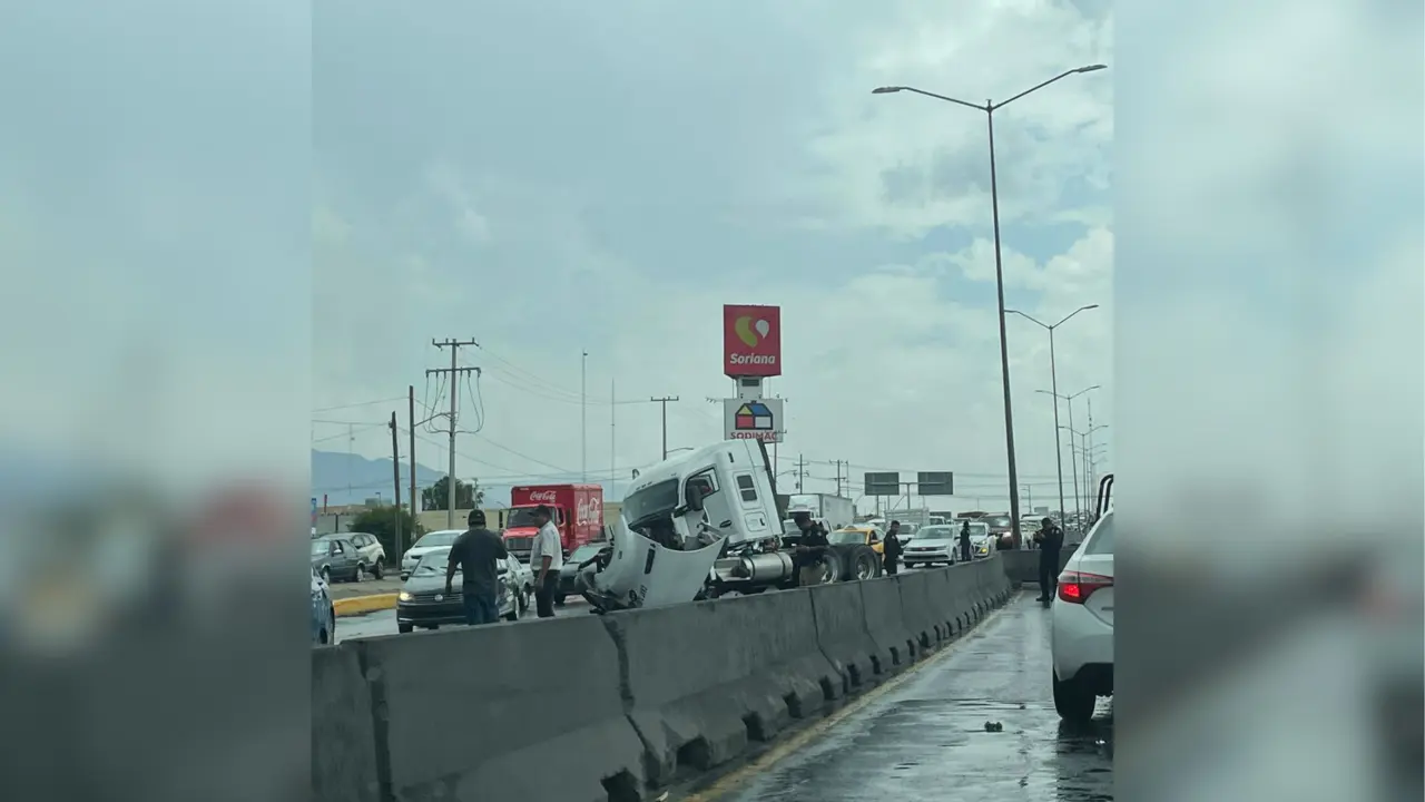 Se recomienda emplear vías alternas dado el denso flujo de trafico / Foto: Katya Gonzalez