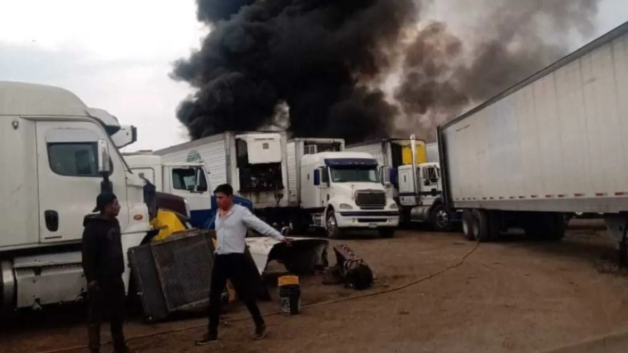 Incendio consume predio de llantas cerca de Parque 2000 en Toluca. Foto: Emmanuel De la Orta