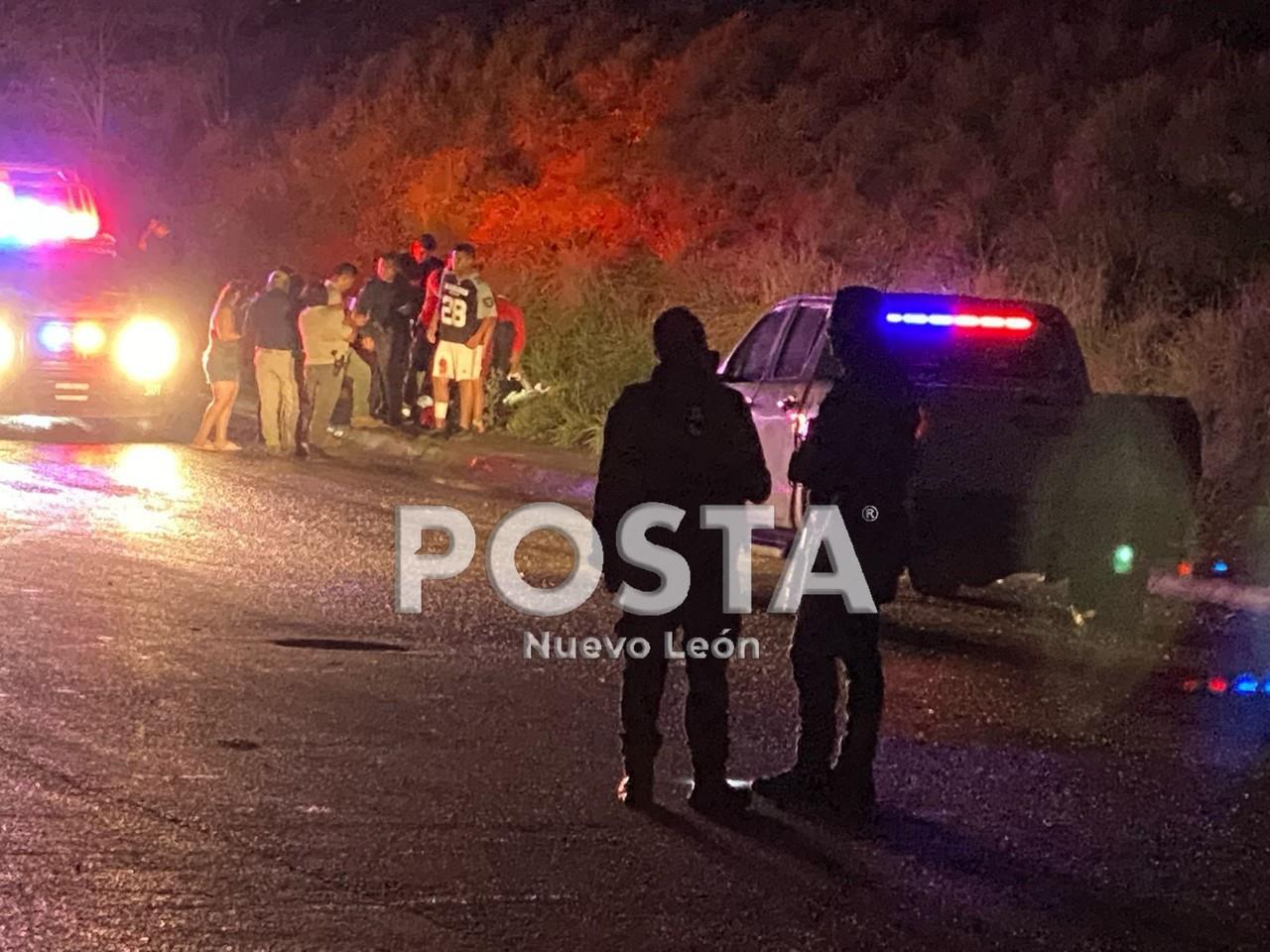 Policías brindan ayuda a los dos jóvenes atacados a balazos en la colonia Arcadia, del municipio de Juárez, Nuevo León. Foto: Raymundo Elizalde