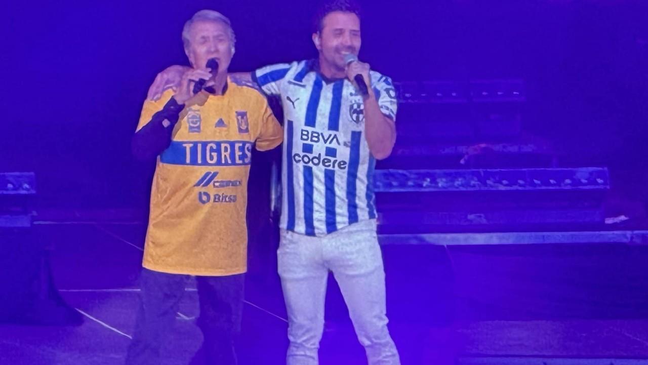 Napoleón y su hijo, José María, vistieron las playeras de los equipos locales en el show. Foto: Mauricio Morales