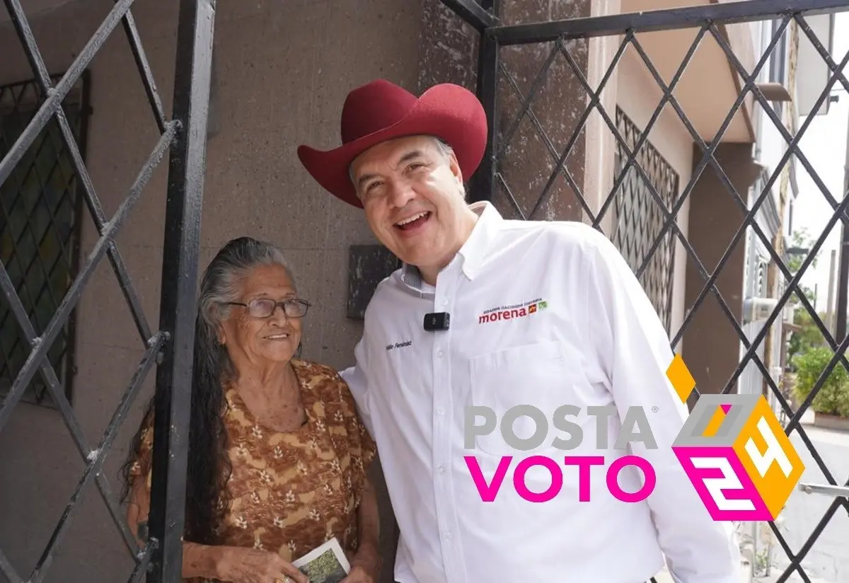 El candidato al Senado por Morena, Waldo Fernández, con una ciudadana durante un recorrido de campaña. Foto: Armando Galicia