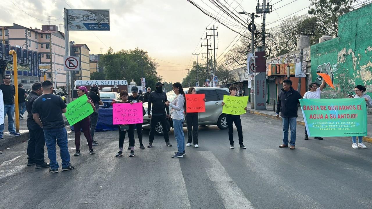 Vecinos de la colonia Argentina Poniente se manifiestan por no tener agua en dos meses. Foto: Ramón Ramírez