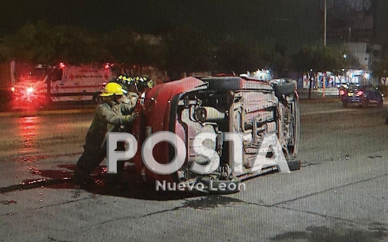 Dos carriles de la avenida Pablo Livas quedó cerrada a la circulación, mientras se retiraba el vehículo. Foto: Raymundo Elizalde.