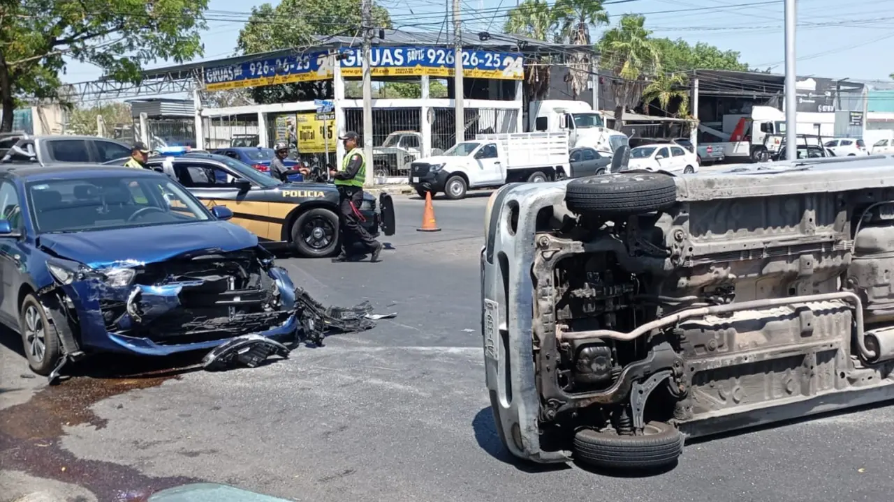 Pese a lo aparatoso del incidente, no se reportaron heridos de gravedad Foto: Redes sociales