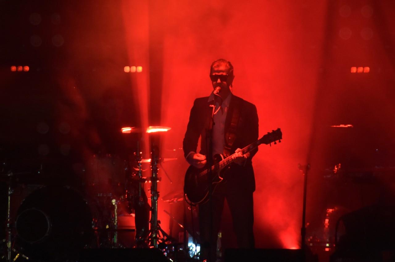 En un español prácticamente perfecto, Paul Banks, vocalista de la agrupación, interactuó en todo momento con el público mexicano. Foto: Enrique Pérez / POSTA