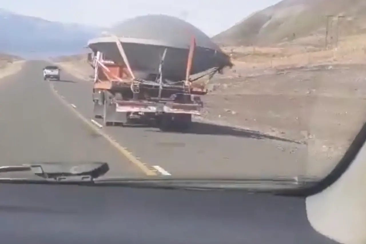 Dos hombres registraron en video un enigmático objeto sobre la Ruta Provincial 43, en Argentina. Foto: Captura