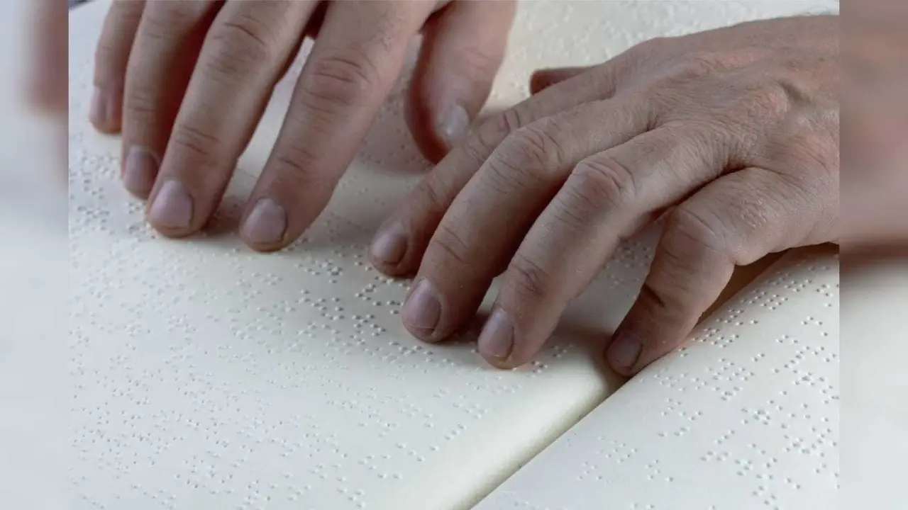 La directora de una importante asociación duranguense recibió una felicitación por su cumpleaños en sistema braille. Foto: Pixabay.