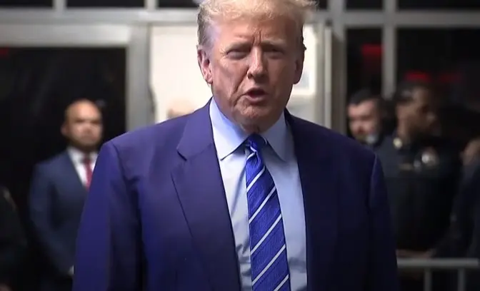 El expresidente Donald Trump está acusado de falsificar documentos para comprar el silencio de una actriz porno y proteger así su carrera a la Casa Blanca de 2016. Foto. Captura de Imagen