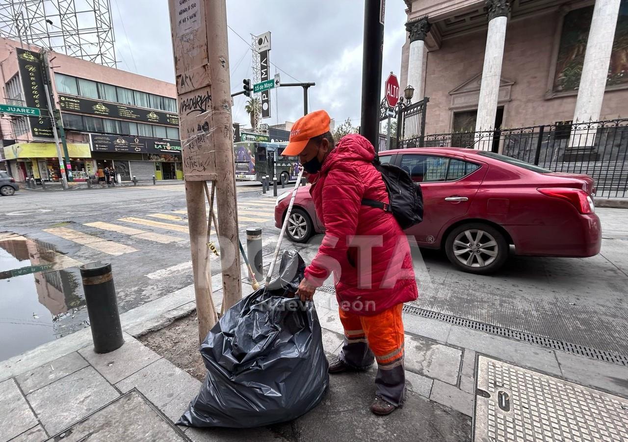 Regios honran a la Tierra en su día, tirando basura