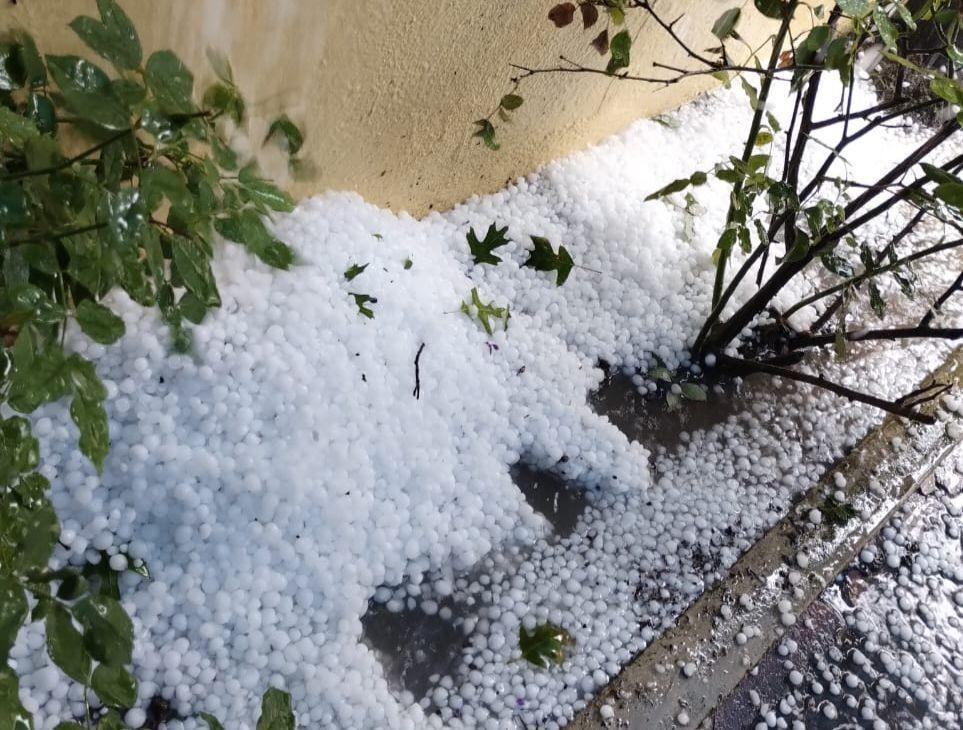 Habitantes de diversos sectores del municipio reportaron bolas de hielo de tamaño considerable cayendo sobre sus hogares y sus vehículos. Foto: Especial.