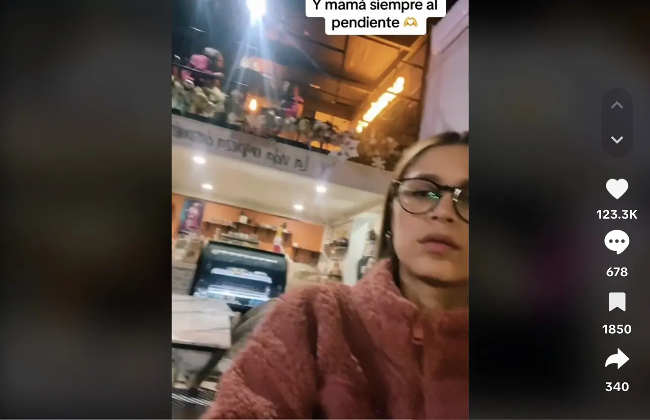 Mujer documenta primera salida de su hija adolescente. Foto: Tiktok