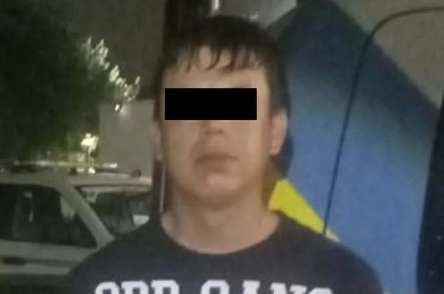 El hombre al ver la presencia de la patrulla intenta huir, abordando un vehículo pero metros más adelante fue detenido. Foto: Policía de Monterrey.