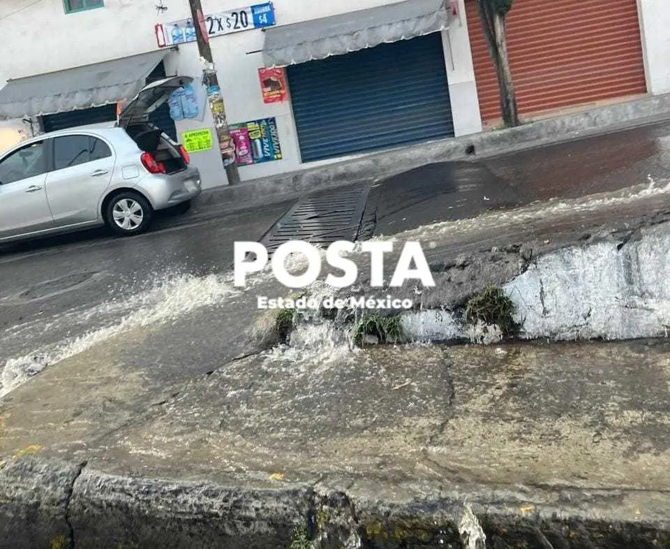 Debido a la escasez de agua en la zona, vecinos decidieron recuperar el líquido, con cubetas y bidones.  Imagen: POSTA