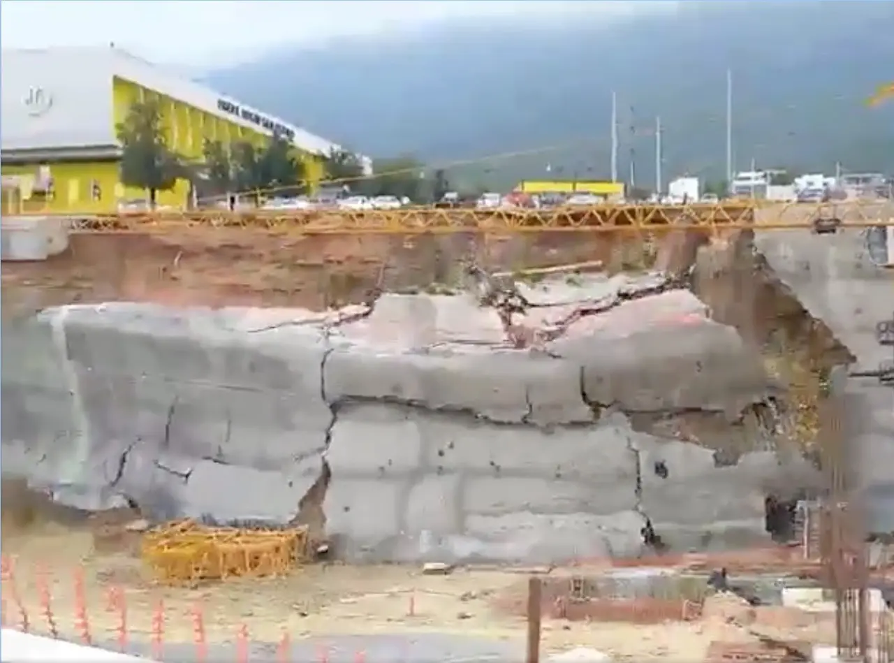 En un video que circula en redes sociales, se aprecia como una pared de cemento de varios metros se cuartea y se viene abajo. Foto: Especial.