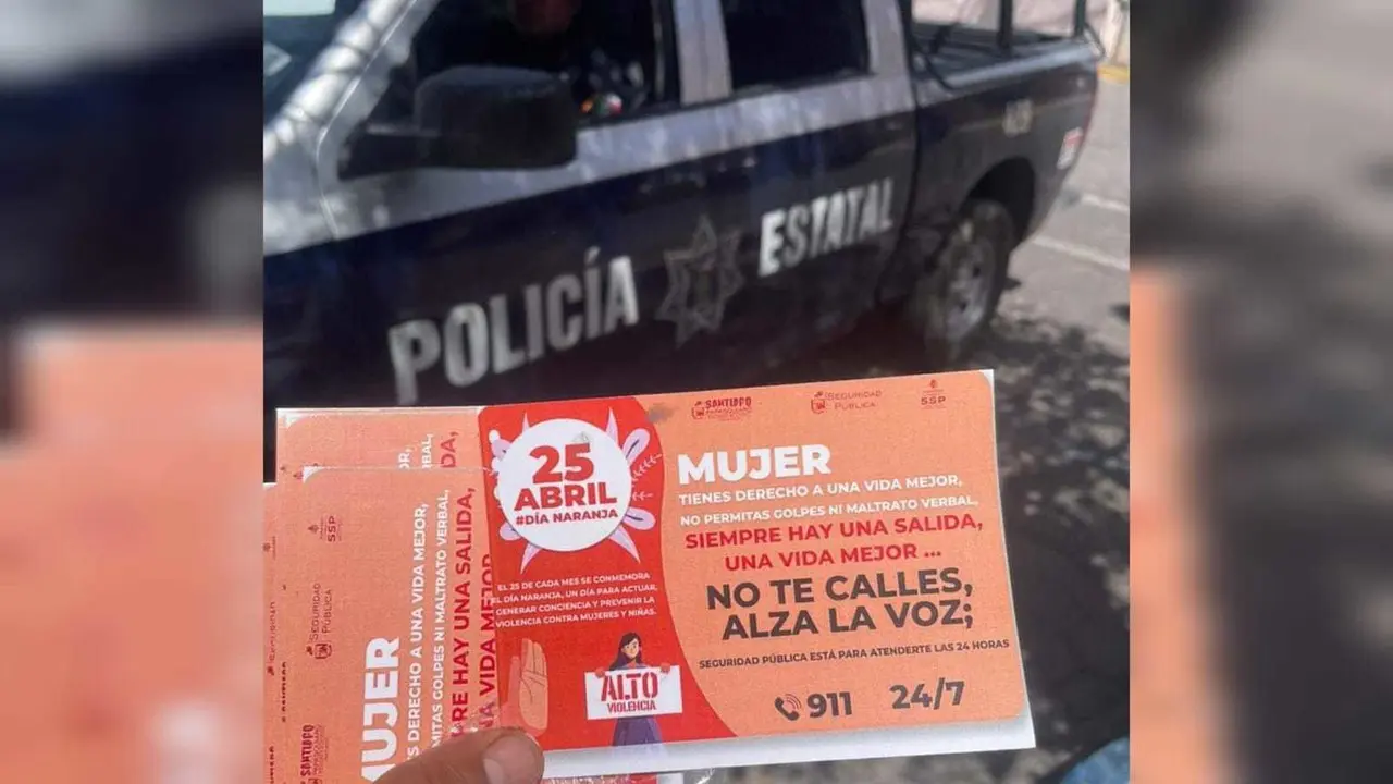 Los Policías Estatales, entregaron folletos para generar conciencia en la ciudadanía. Foto: Facebook/ SSP Durango.