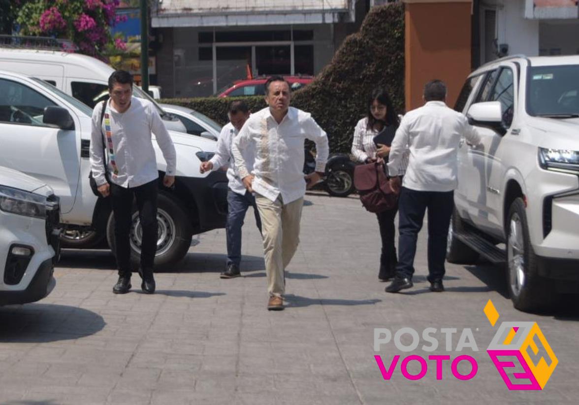 Los medios brevemente cuestionaron a Cuitláhuac García Jiménez, quien afirmó que era necesario dar su opinión sobre dichas publicaciones. Foto: Rosalinda Morales / POSTA