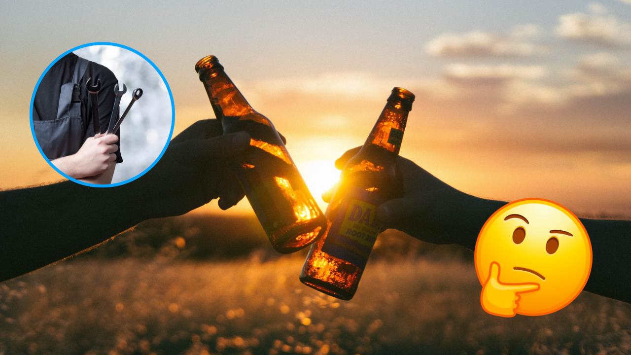 Dos personas a punto de ingerir una cerveza con una imagen de un mecánico acompañándolos / Foto: CANVA