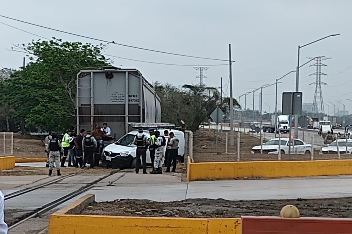 La camioneta intentó ganarle el paso al tren que realizaba maniobras de reversa. Foto: Axel Hassel