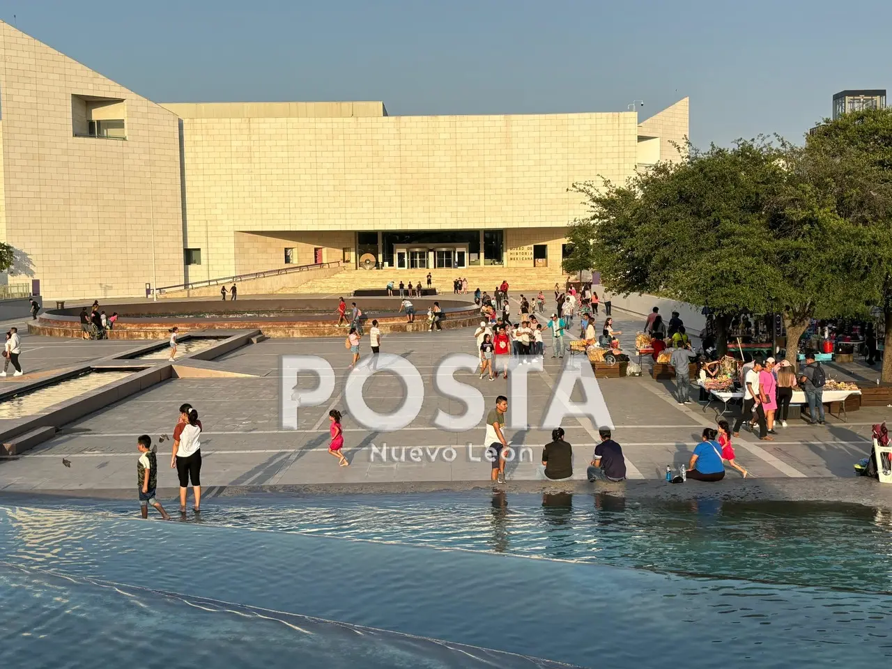 Niños y adultos en la Explanada del Museo de Historia en Monterrey. Foto: Diego Beltrán