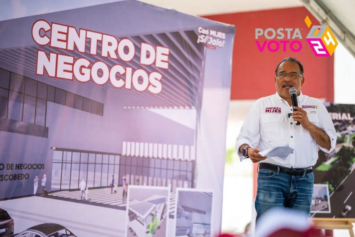 En el pódium el candidato a la alcaldía de Escobedo por Morena, Andrés Mijes, presentando sus propuestas. Foto: Coalición Sigamos Haciendo Historia