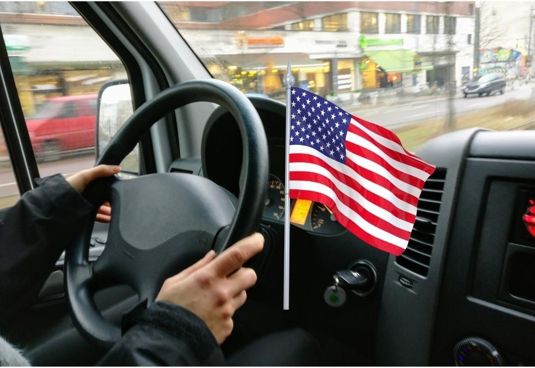 Un hombre manejando un vehiculo de tranporte. Foto: Canva.