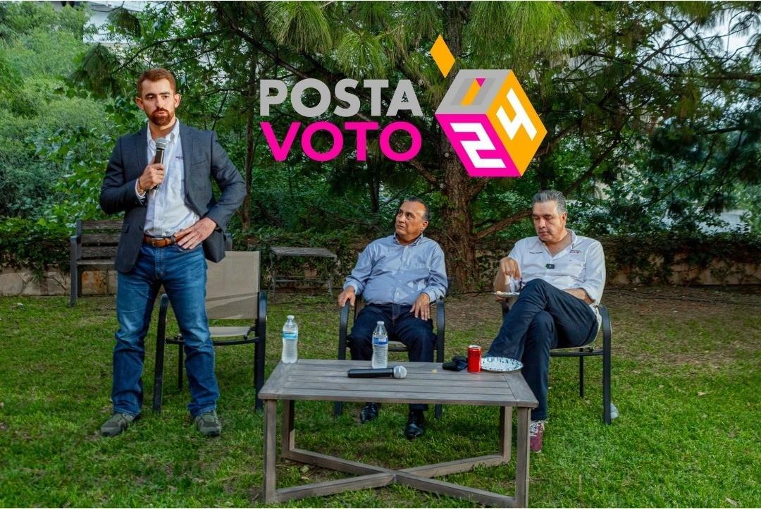 Mauricio Cantú junto a Waldo Fernández para explicar junto a vecinos lo que serán los ejes de su gobierno. Foto: Mauricio Cantú.