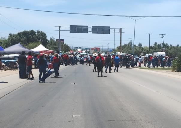 Bloquean la transpeninsular rumbo al aeropuerto de La Paz