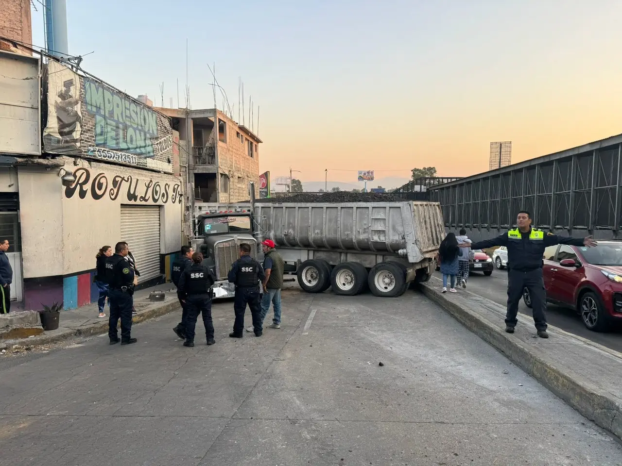 Trailer impactado en casa. Foto: Ramón Rmaírez