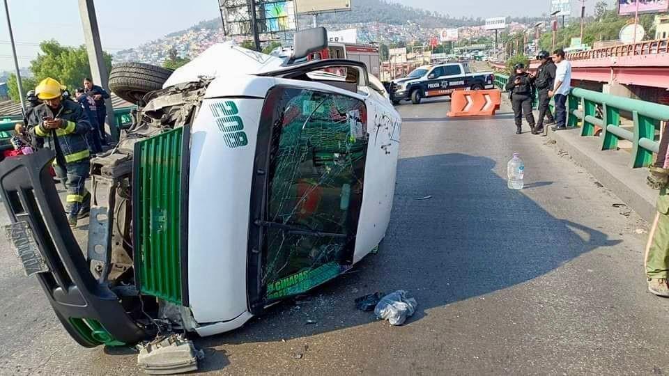 El aparente exceso de velocidad llevó al conductor de la unidad de trasporte público a perder el control y quedar volcado. Imagen: RRSS