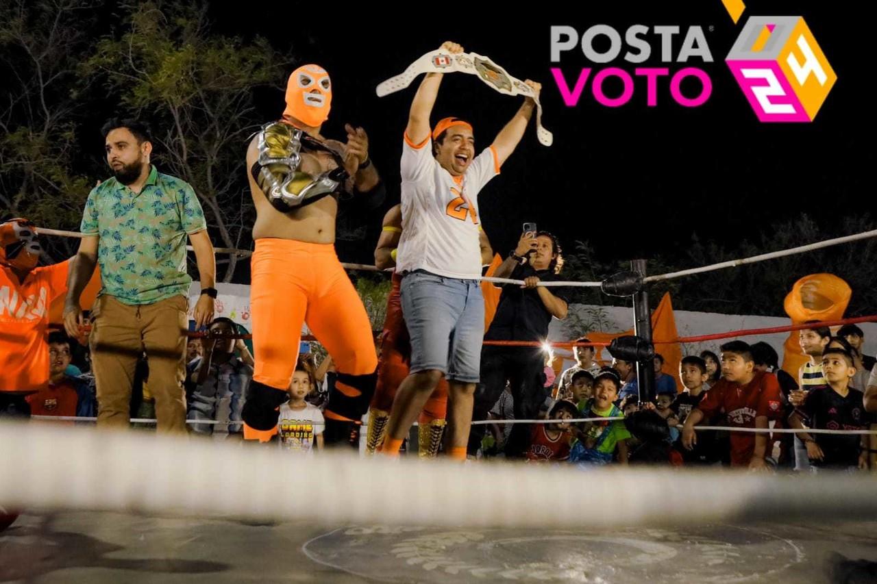 El candidato emecista sorprendió a todos al subir al ring y aplicar un dropkick a su enmascarado rival azul. Foto: Especial.