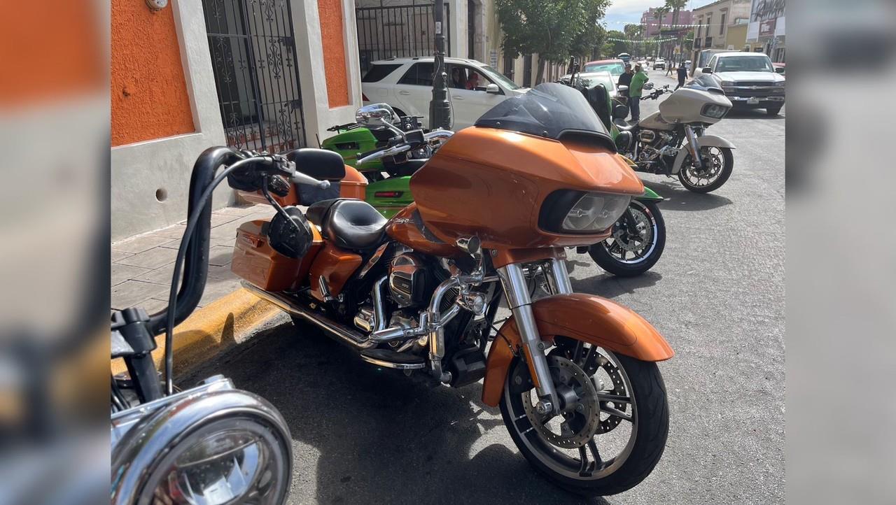 Motociclistas hacen escala en Durango antes de llegar a su destino final para la Semana de la Moto, Mazatlán, Sinaloa. Foto: Isaura Retana.