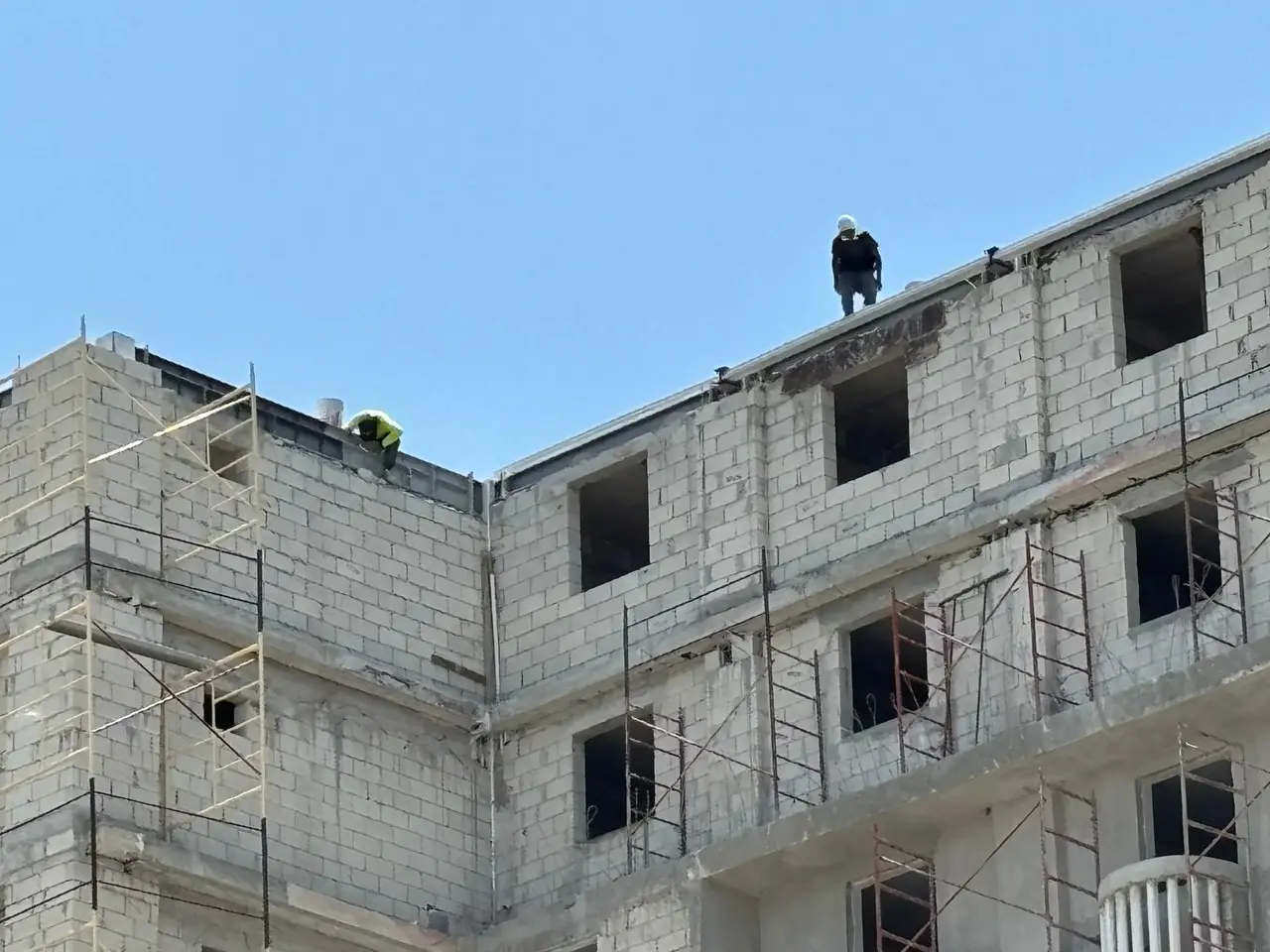 Albañiles son vistos trabajando en las alturas sin el equipo de seguridad adecuado Fotos: Alejandra Vargas