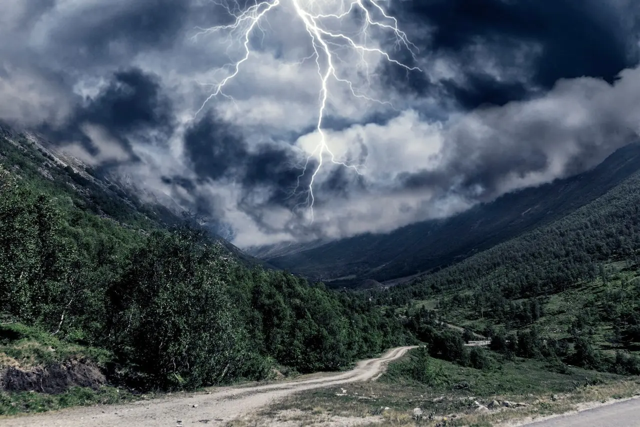 Imagen ilustrativa de tormenta eléctrica. Foto: Freepik