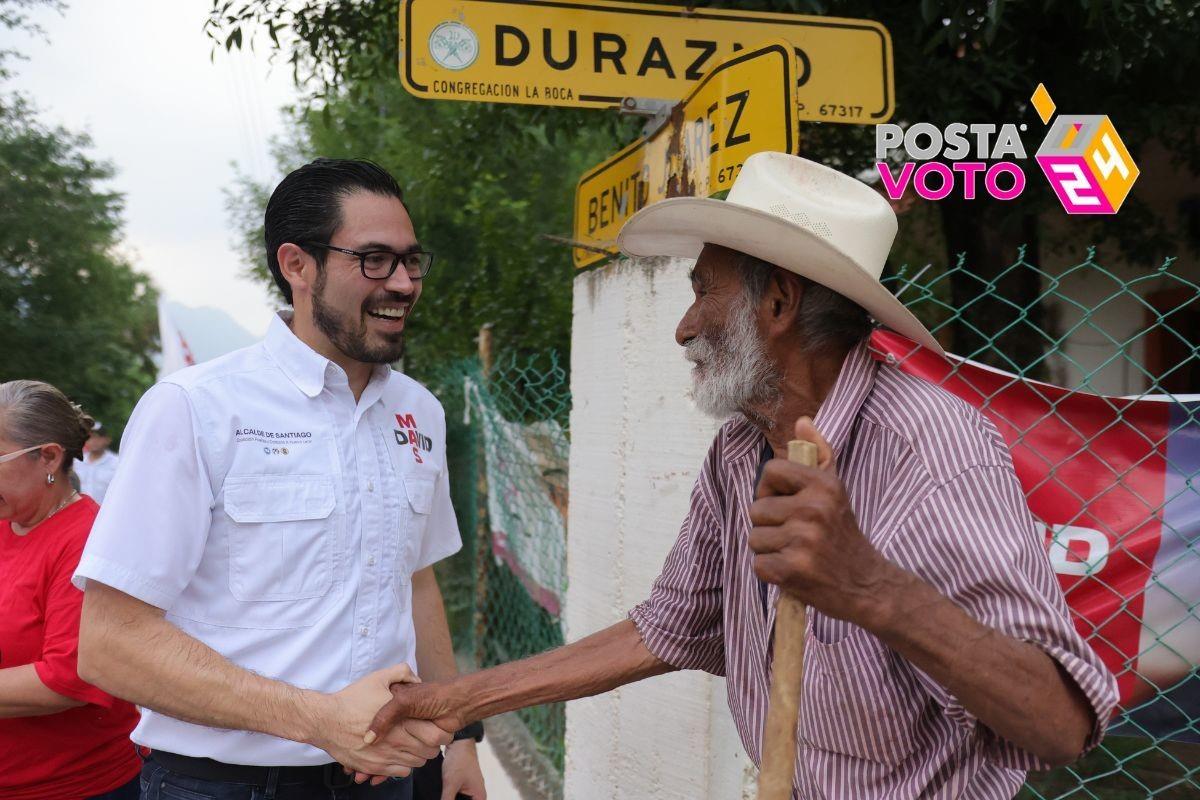 El candidato de la Coalición Fuerza y Corazón por Nuevo León, David de la Peña, con habitantes de Congregación La Boca en Santiago. Foto: Coalición Fuerza y Corazón por Nuevo León