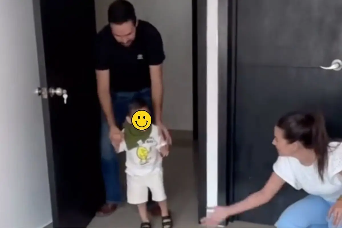 Emilio, su mamá y su papá en su nuevo hogar entrando a su recámara. Foto: Instagram @meelyf)