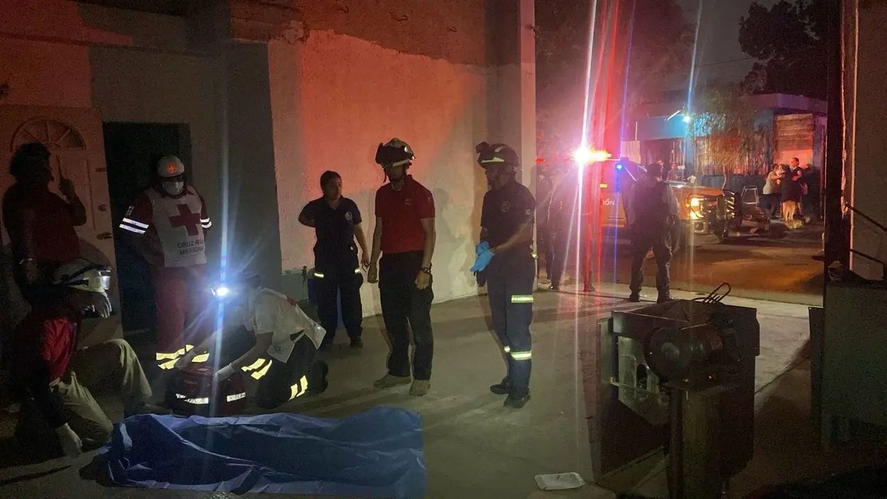 En el lugar fue hallado el menor sin vida, cuyo cuerpo fue cubierto con una sabana en color azul. Foto: Protección Civil Nuevo León