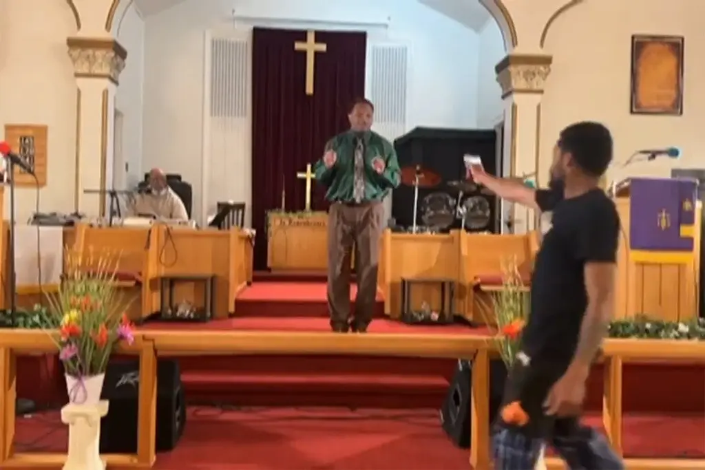 En esta imagen tomada de un video, Bernard J. Polite, de 26 años, intenta dispararle al pastor Glenn Germany, en la Iglesia Jesus Dwelling Place, en North Braddock, Pensilvania, el 5 de mayo de 2024. (Glenn Alemania vía AP)