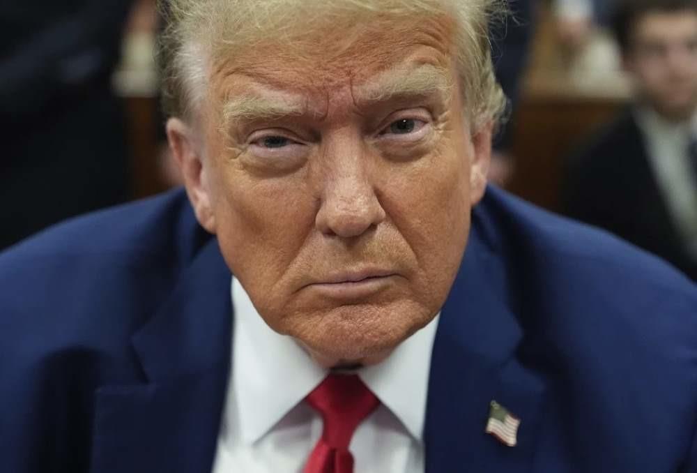 El expresidente Donald Trump espera el inicio de un día más de su juicio en el tribunal de Manhattan, en Nueva York. (Foto AP/Julia Nikhinson, Pool)