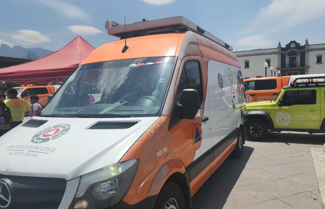 Cuadrillas de Protección Civil a las afueras de Colegio Civil. Foto: Protección Civil de Nuevo León.