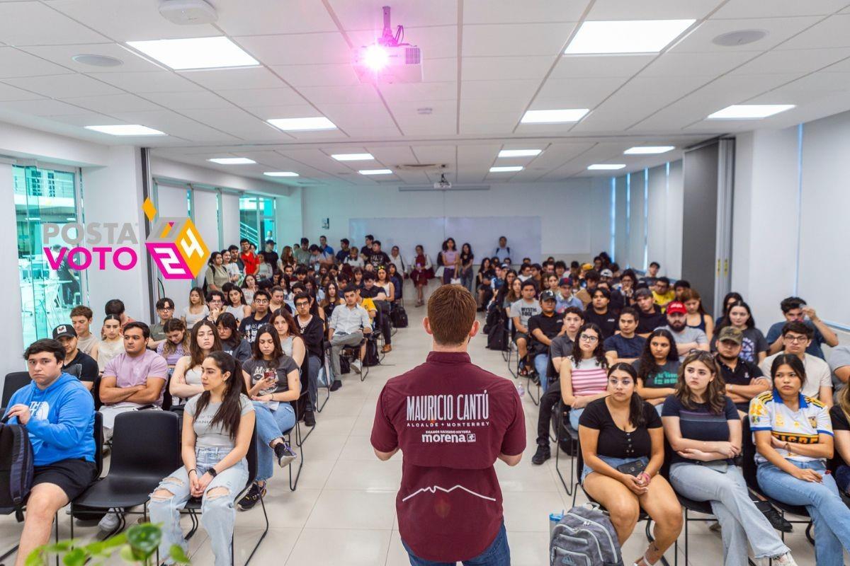 El candidato a la alcaldía de Monterrey por la Coalición Sigamos Haciendo Historia, Mauricio Cantú, ante alumnos del Tecmilenio. Foto: Coalición Sigamos Haciendo Historia