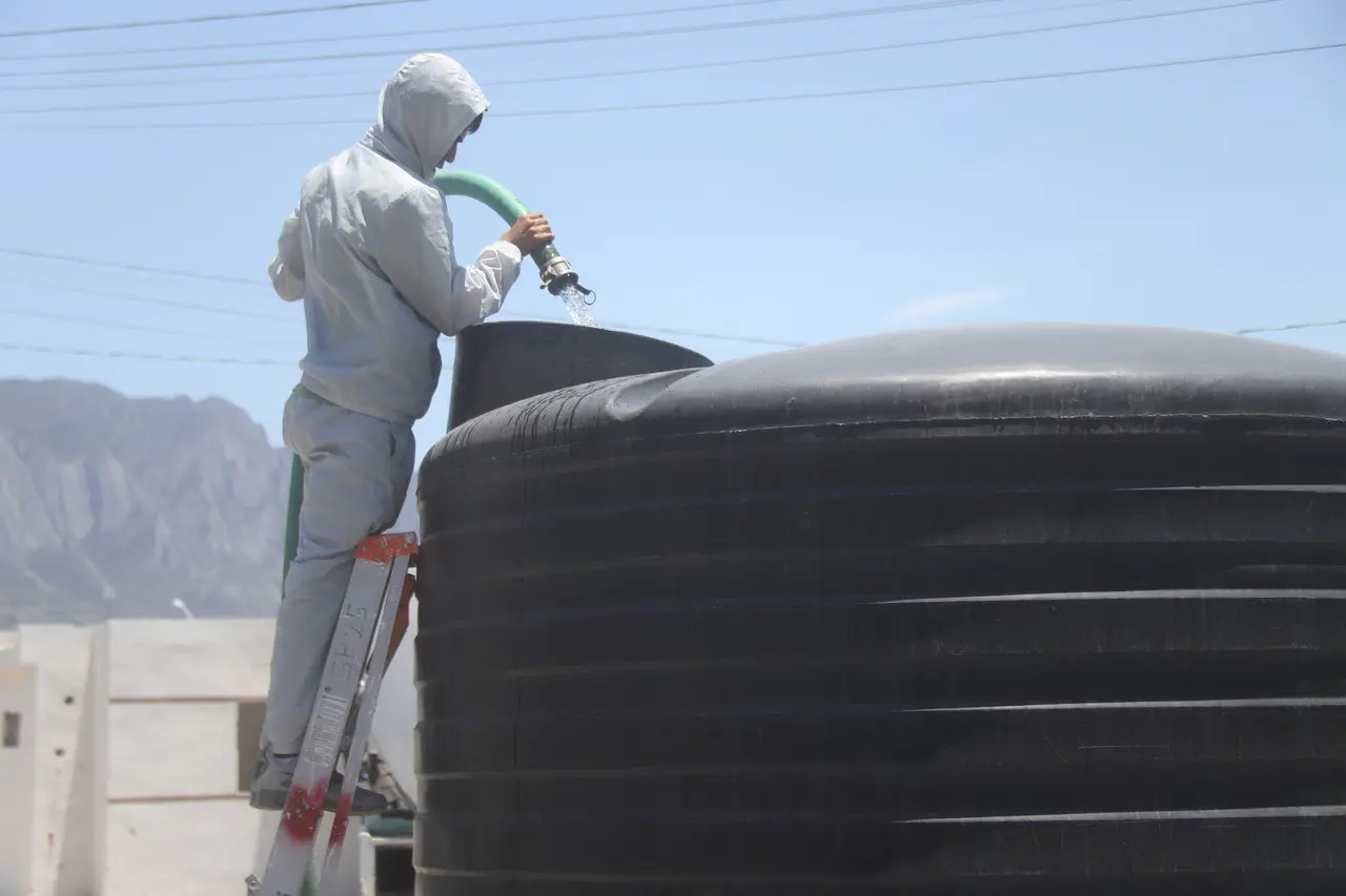 El municipio de García ha implementado un programa permanente de reparto de agua desde hace dos años. Foto: Especial.