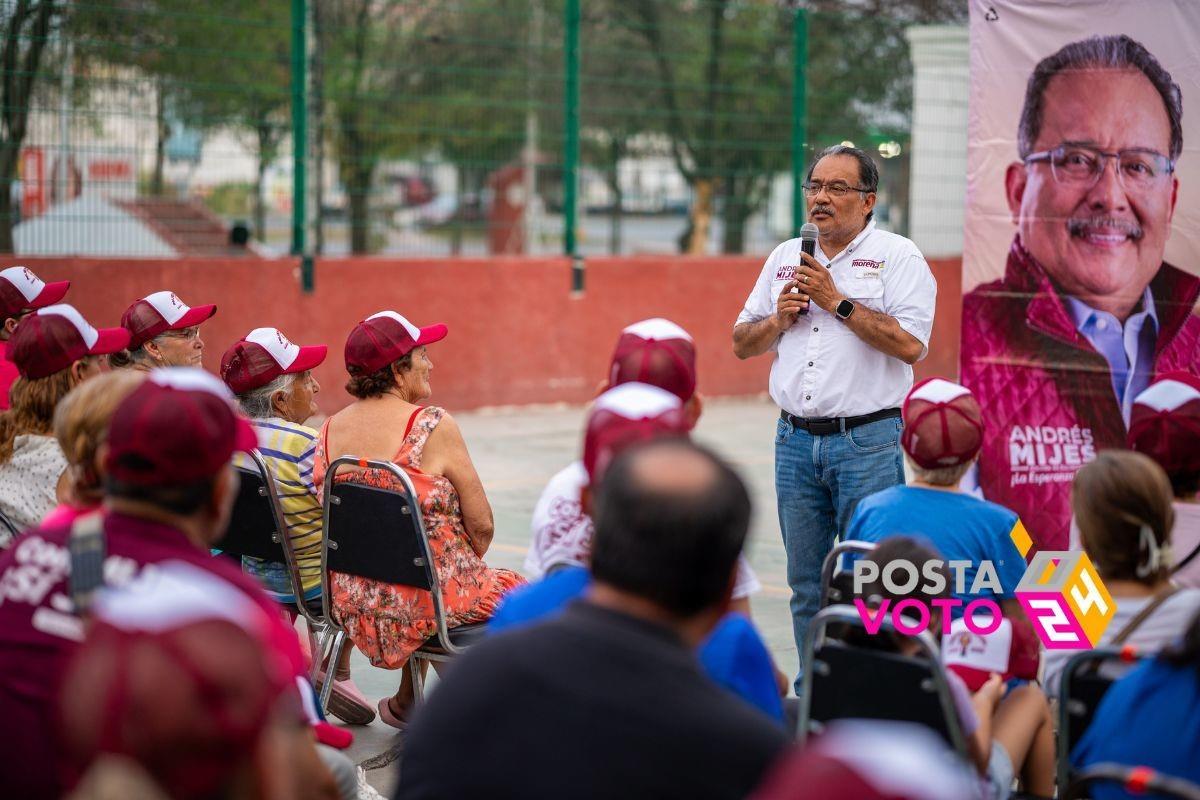 El candidato de Morena a la alcaldía de Escobedo, Andrés Mijes, presentando ante vecinos el sistema de monitoreo de tráfico. Foto: Coalición Sigamos Haciendo Historia