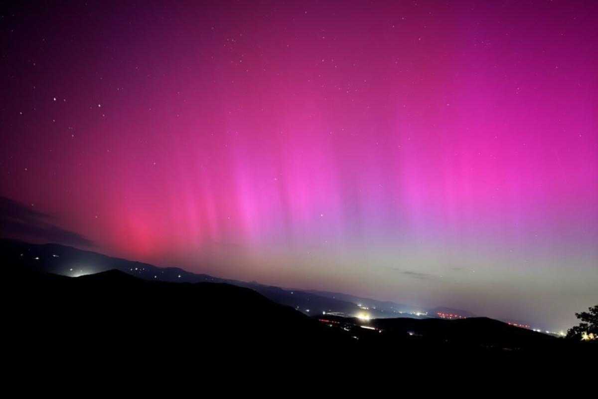 La tormenta solar ha generado un cielo completamente rosa Foto: X(Twitter) @Th3Olbap_